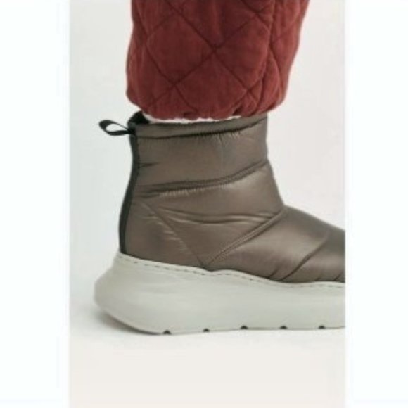 Free People SNOW TO SURF quilted puffer boots 7M - Picture 2 of 6